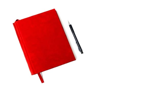 赤い手帳とペンが置かれている