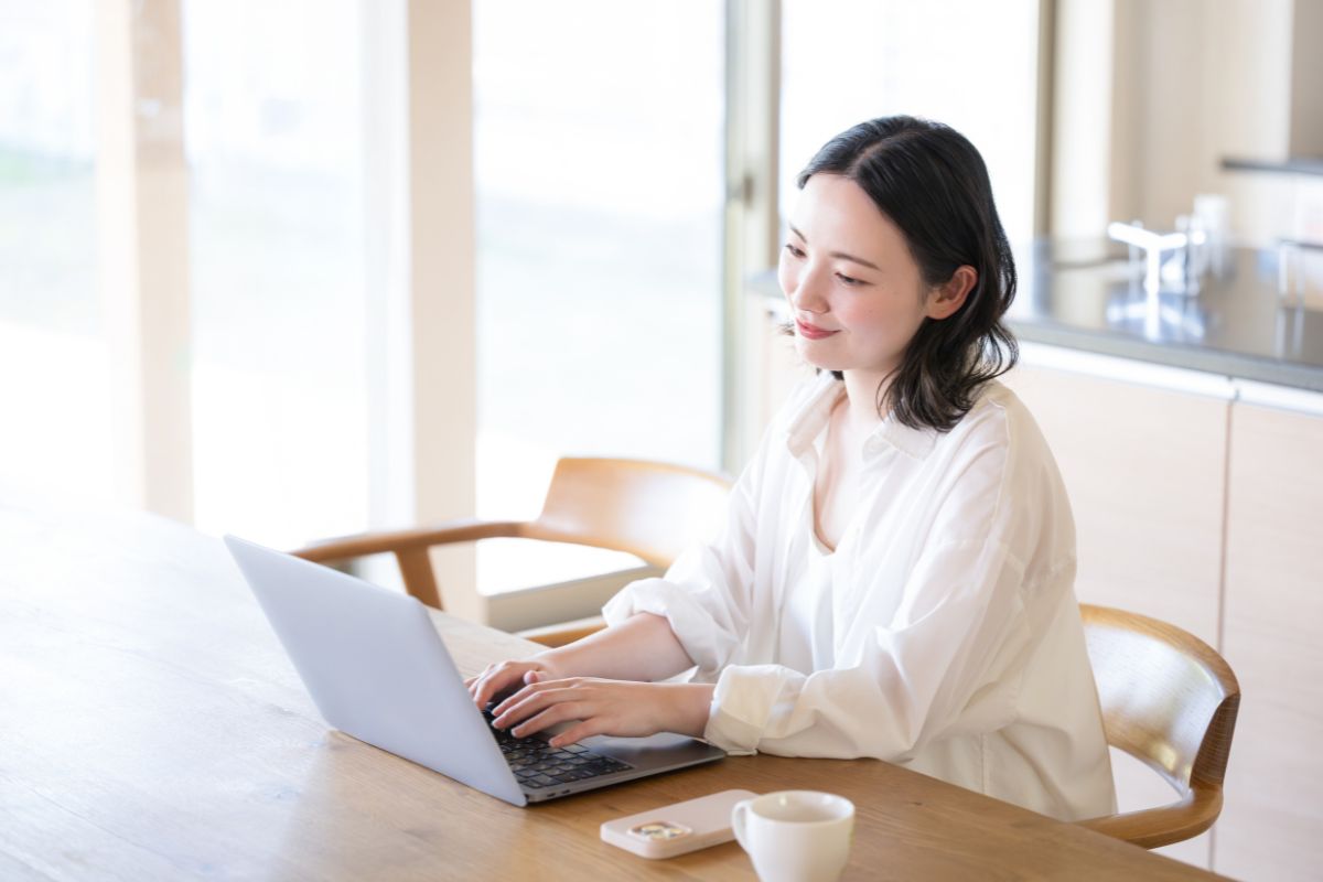 PC作業する女性