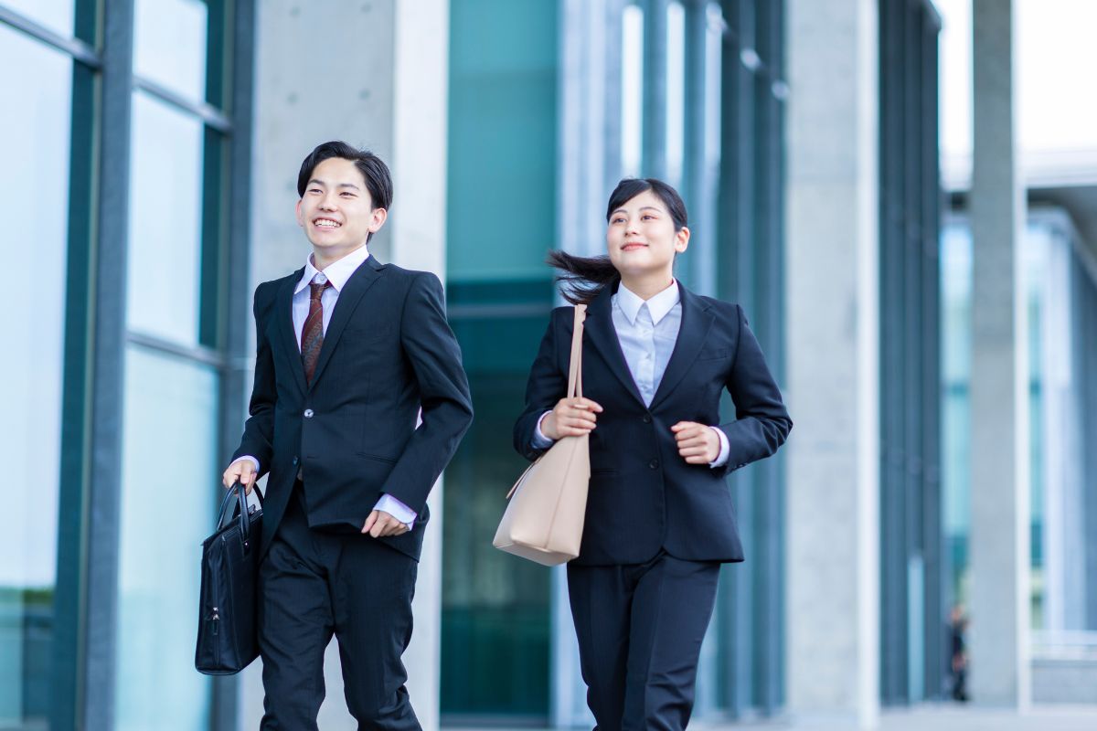 スーツの男女