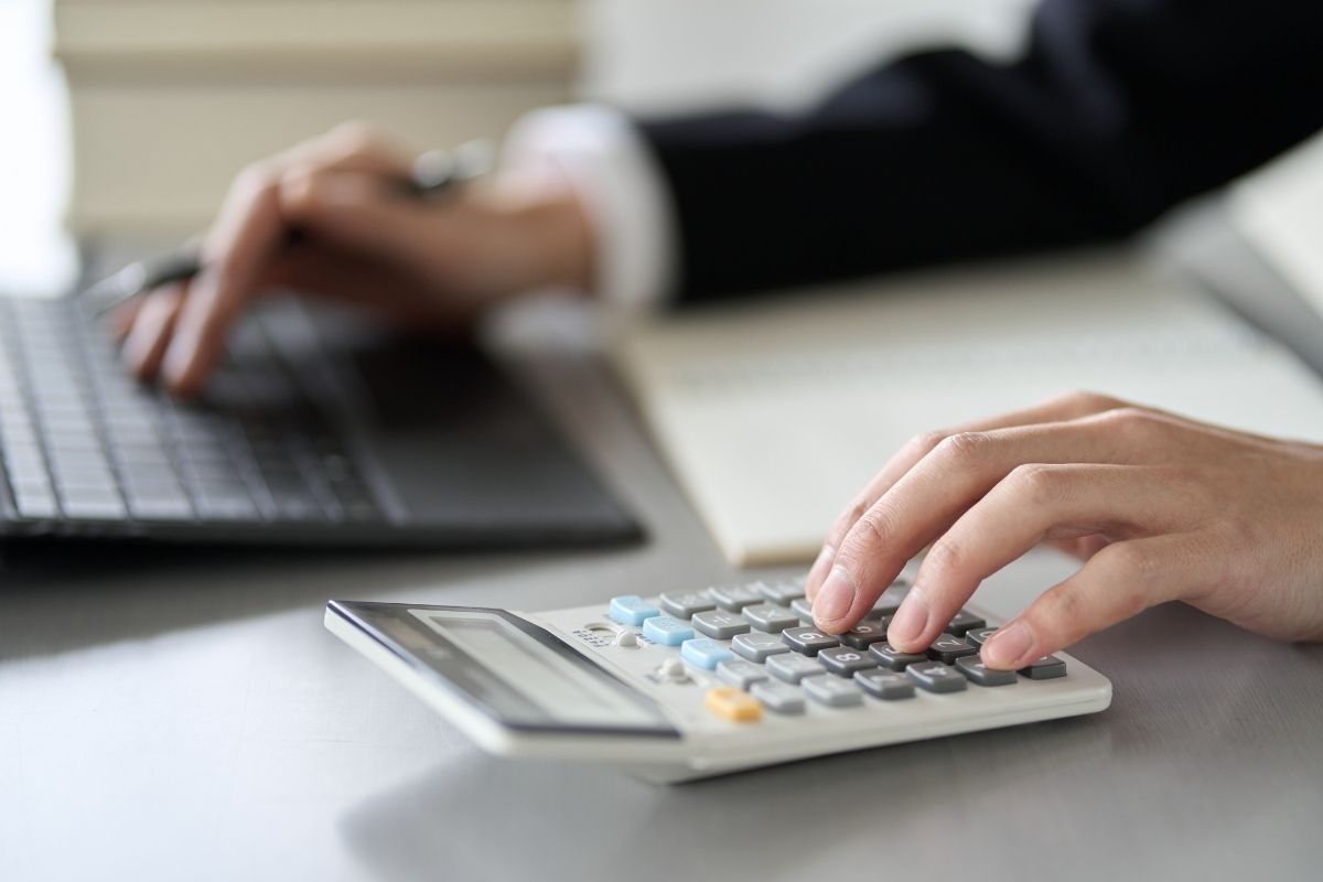 電卓で計算する男性