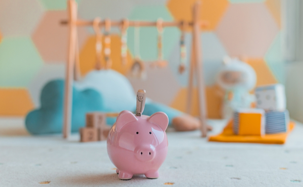 豚の貯金箱と子供のおもちゃ