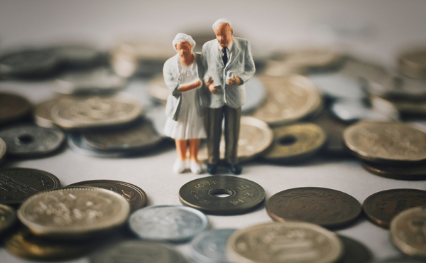 老夫婦とお金（介護給付金）