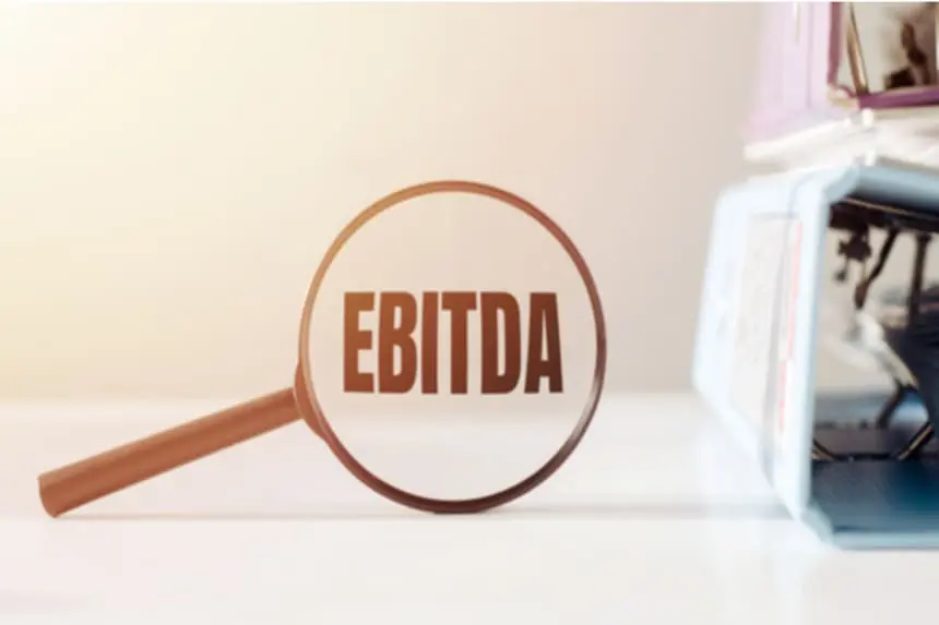 虫眼鏡でEBITDAを調べている様子