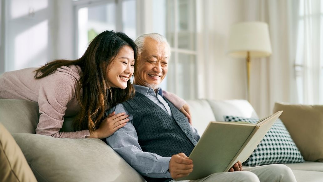 若い女性と年老いた男性