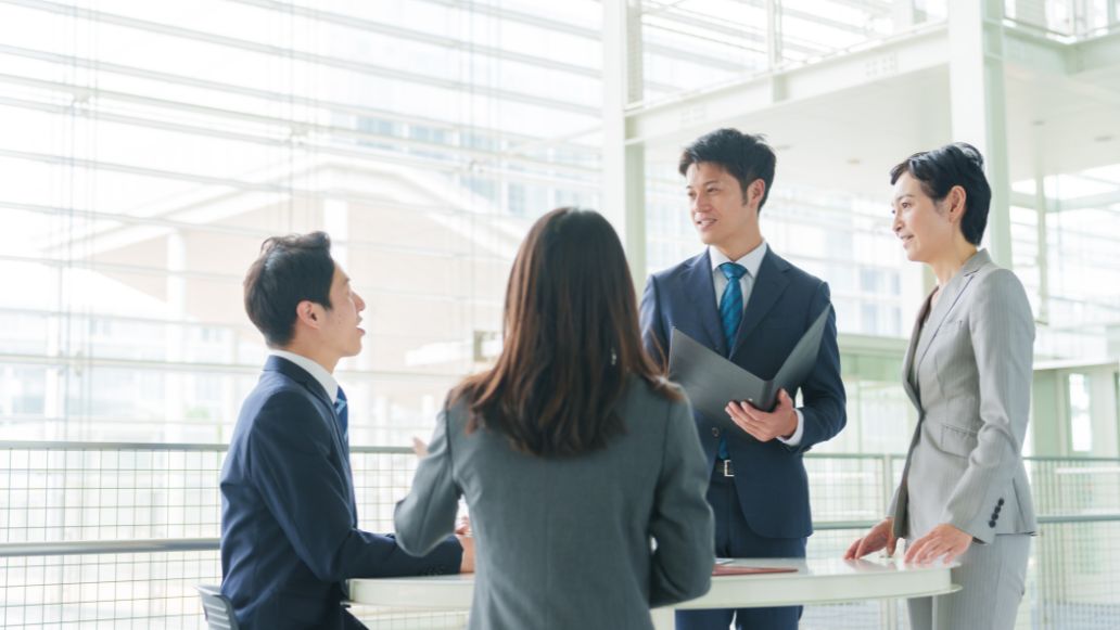 話し合う男女4人