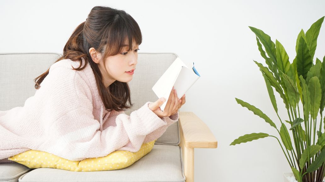 本を読む女性