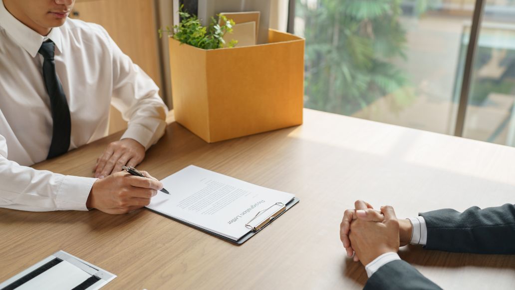 契約書にサインをする