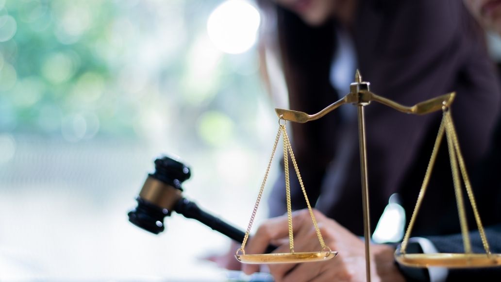 ガベルを持った男性