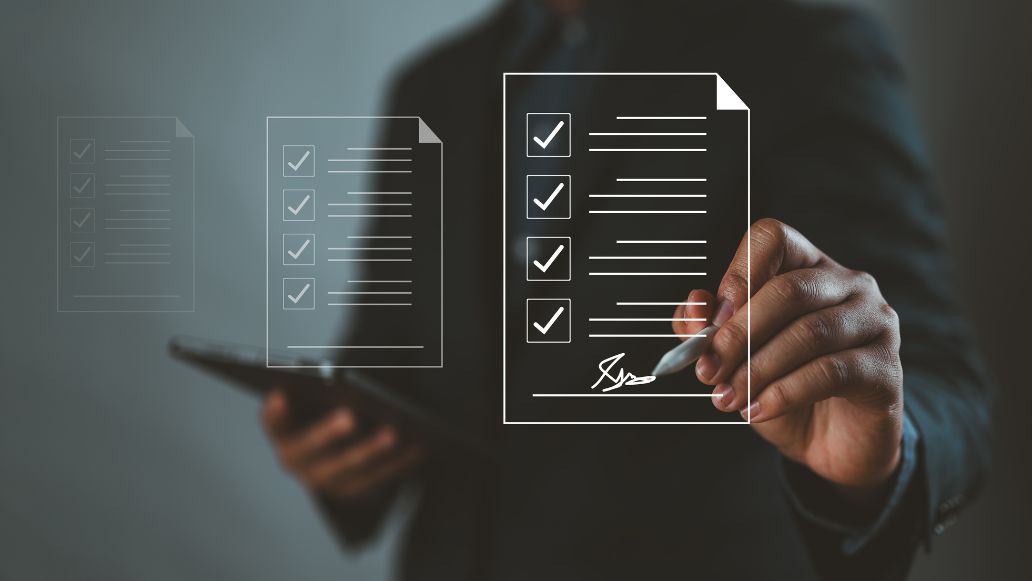 書類のデータと男性