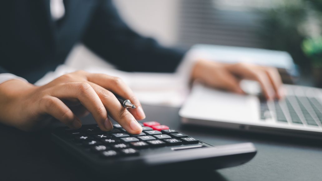 電卓で計算する男性