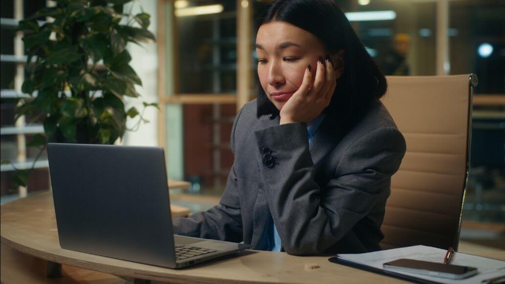 疲れたアジア人女性