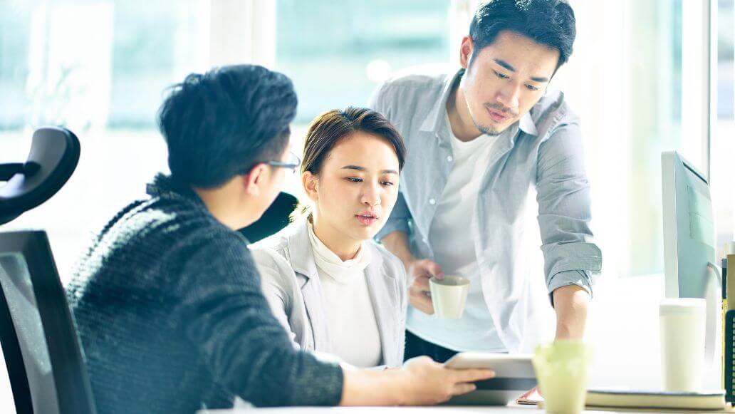 意欲的に議論を交わすビジネスマン