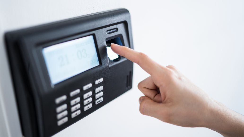 タイムレコーダーを操作している