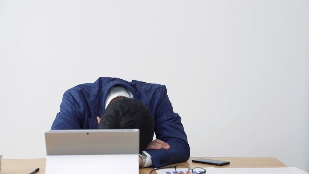 伏している男性