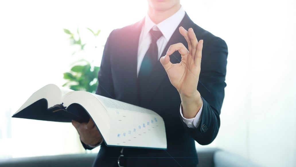 本を持った男性