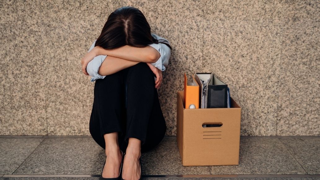 解雇された女性