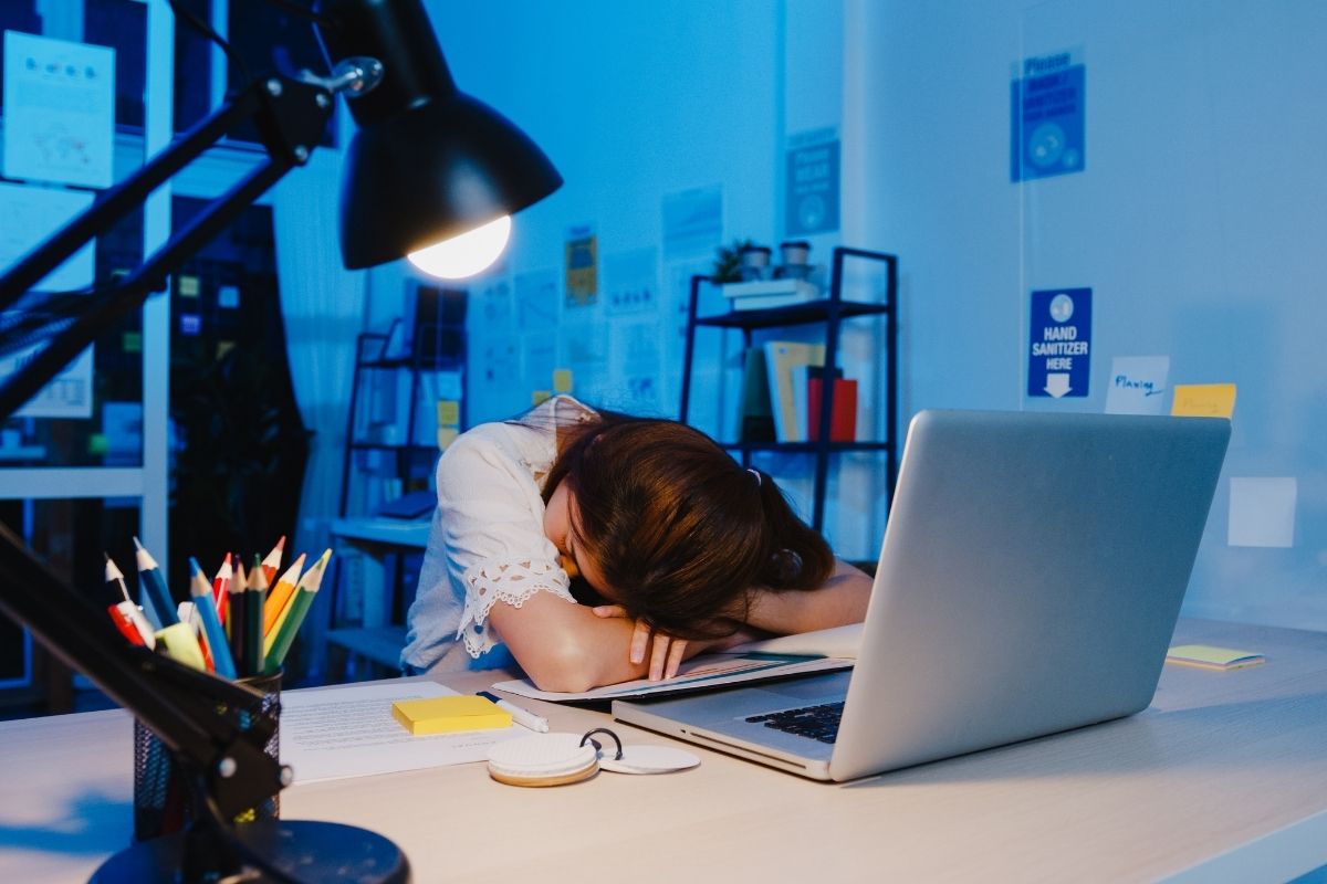 疲れて伏している女性