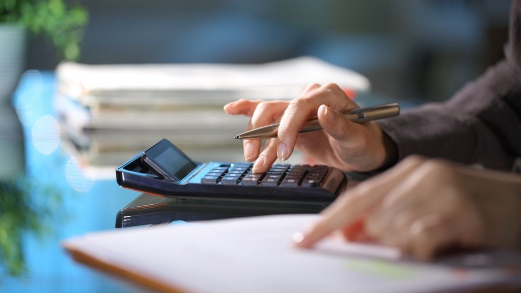 電卓で計算する人