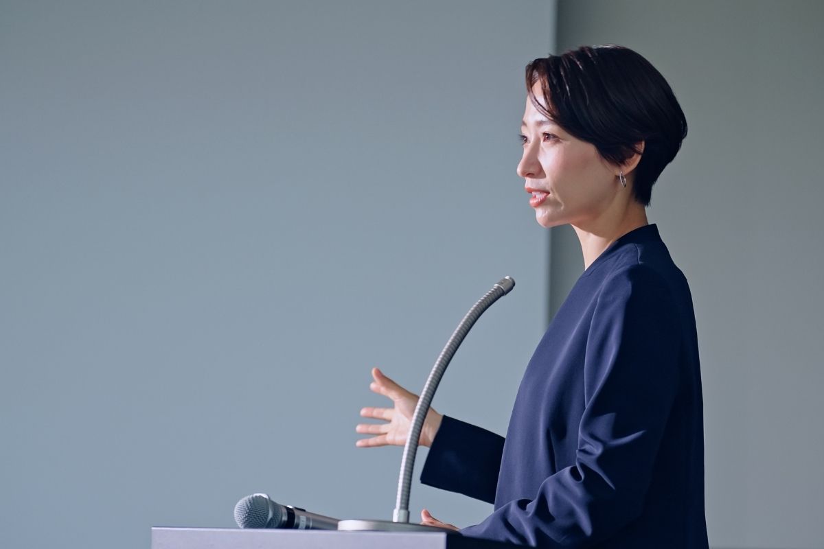 説明する女性