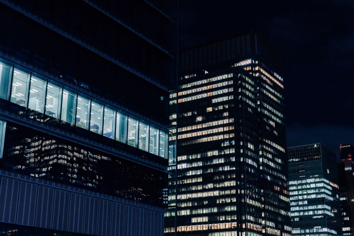 夜のビル