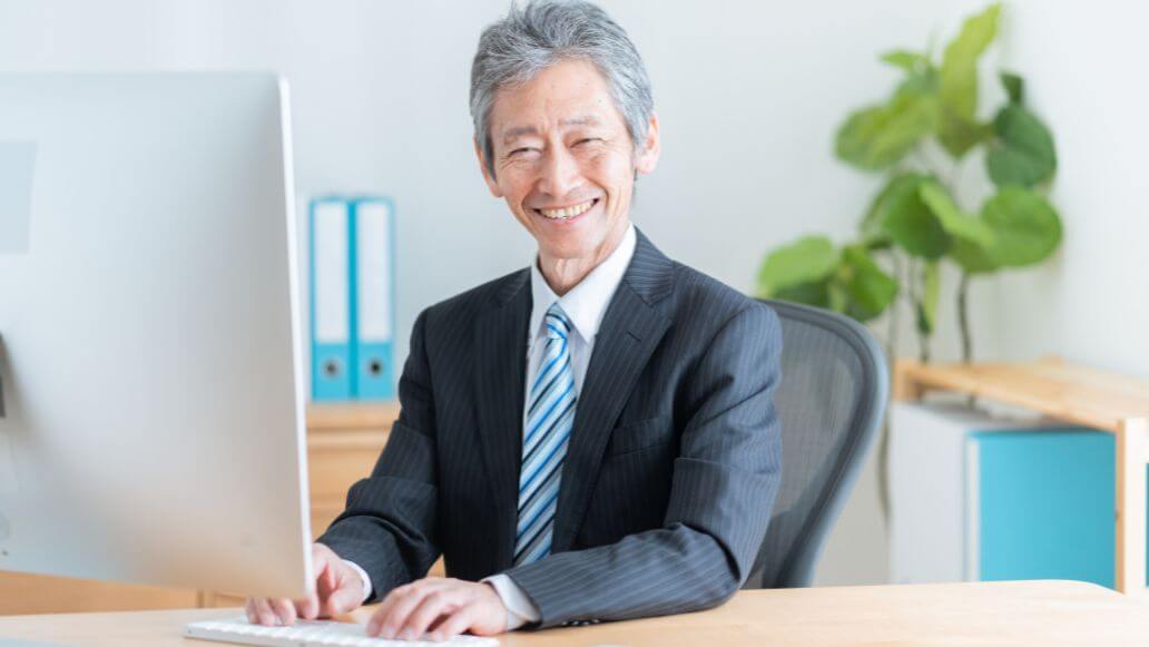 オフィスで働く年配のビジネスマン
