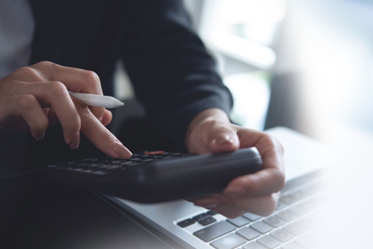 電卓で計算する人