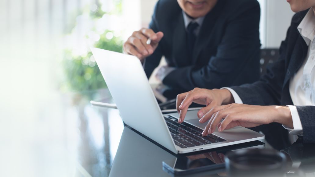 パソコンを操作する人