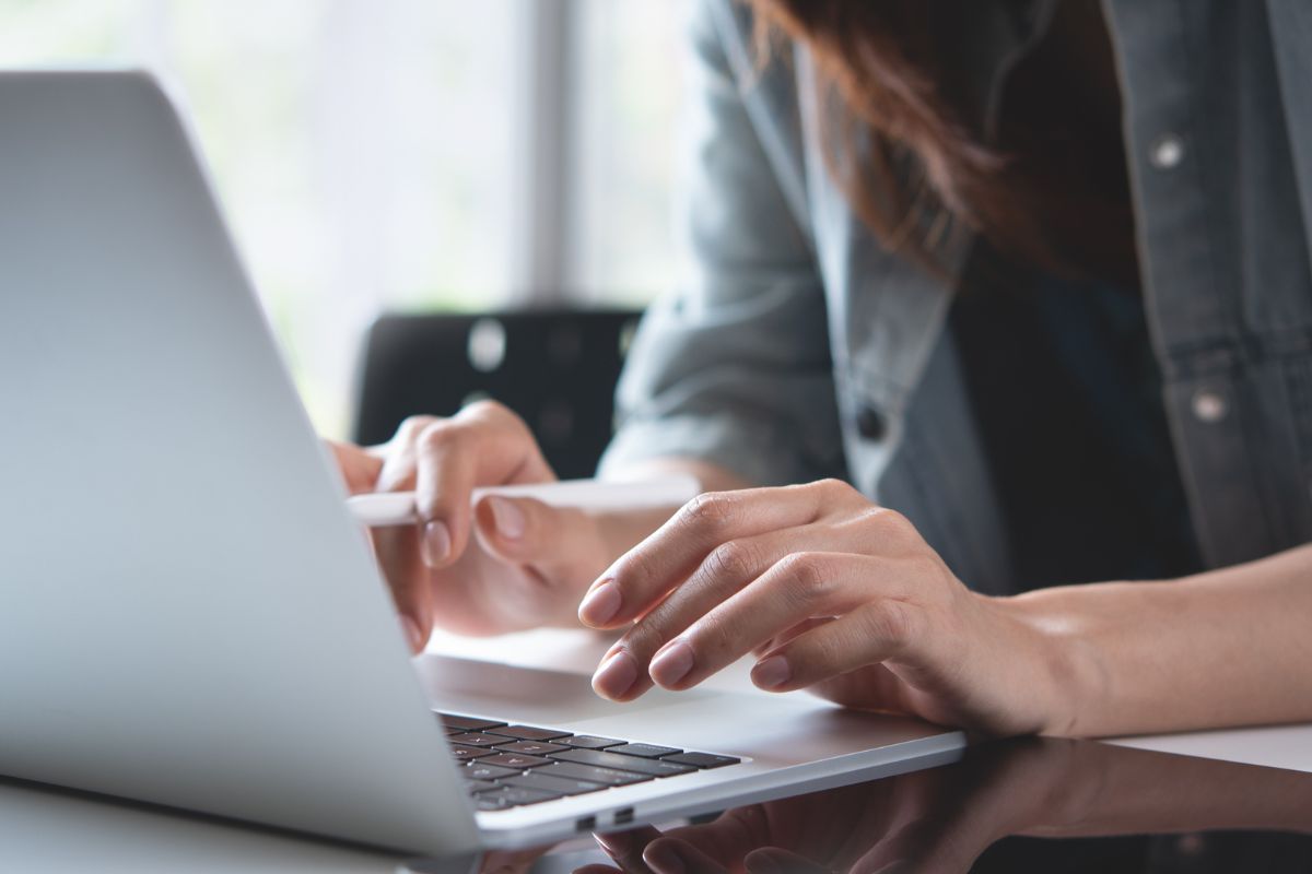 パソコン操作する女性