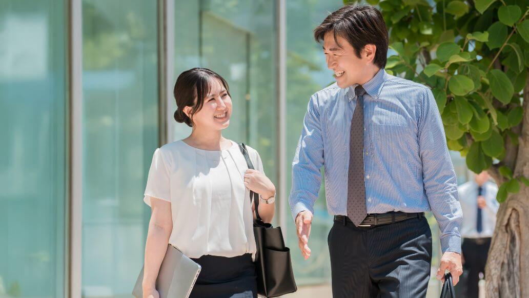 楽しく働くスーツのサラリーマン