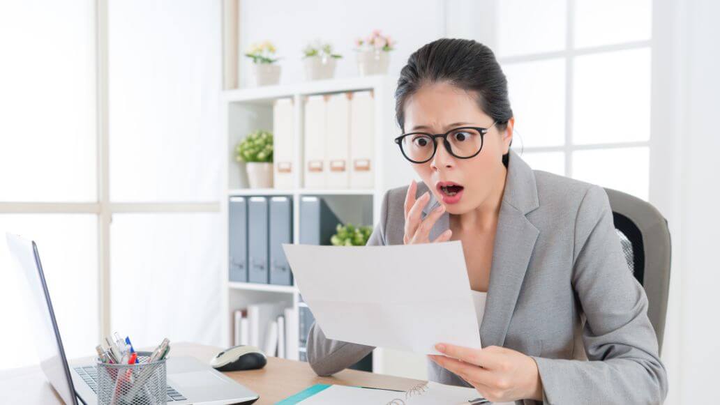 書類の誤りに気付く女性