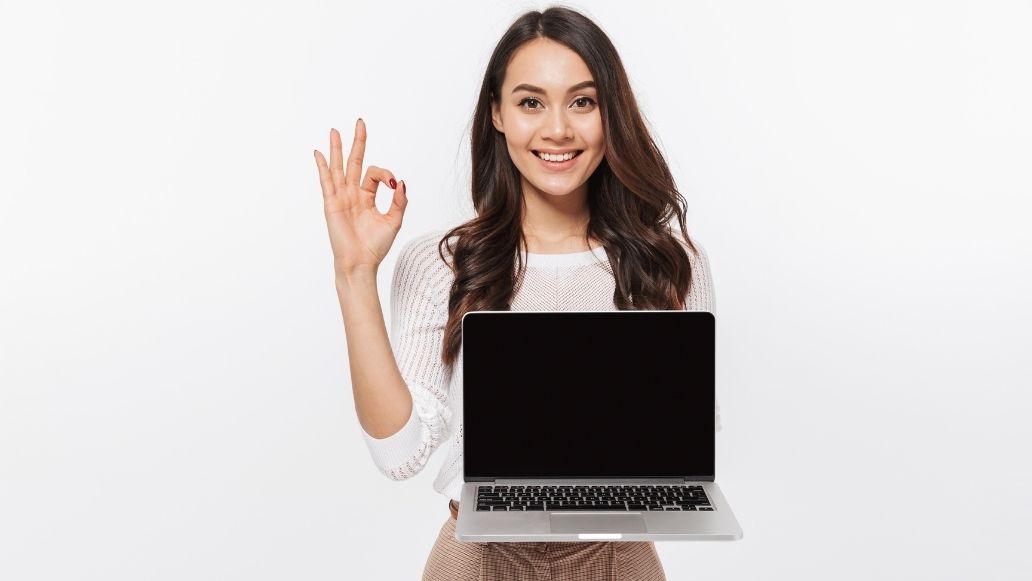 ノートPCを持って笑顔の女性