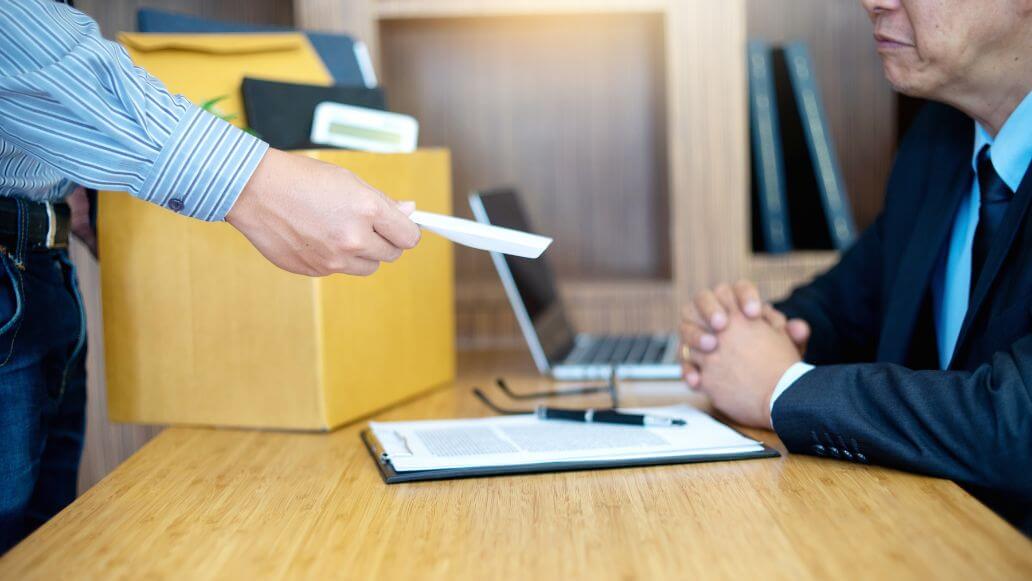 退職届を渡される上司