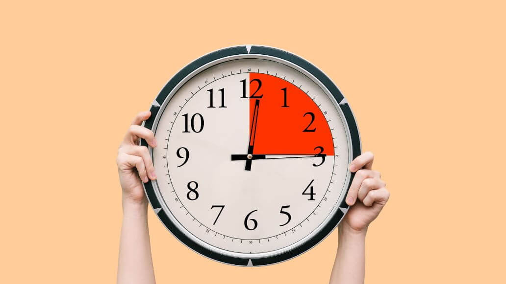 時計に赤でマークされる3時間