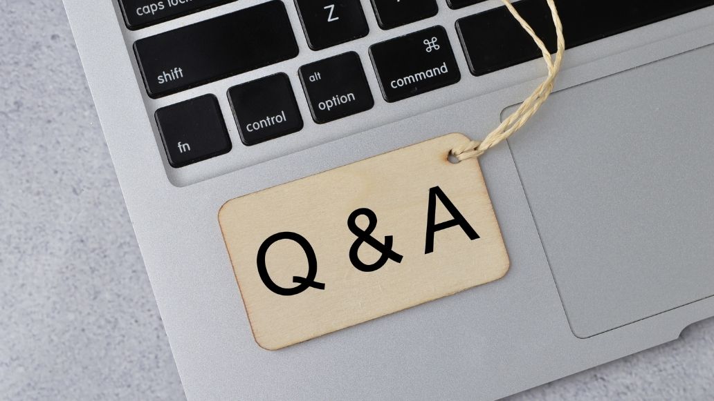 ノートパソコンの上のタグ