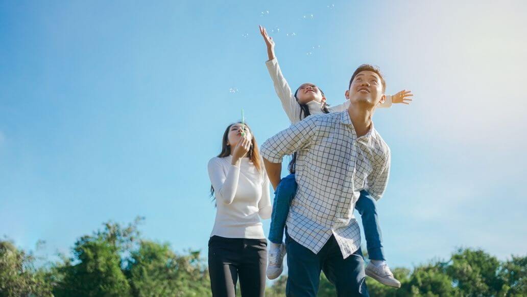 庭で楽しむアジア人の家族