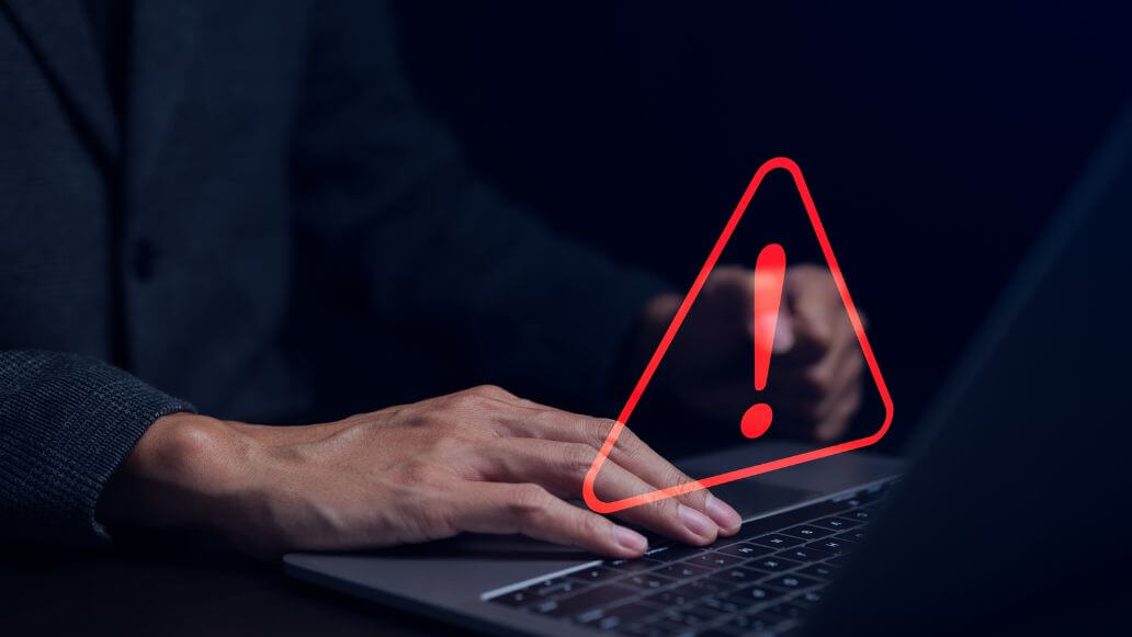 コンピューターと警告アラート