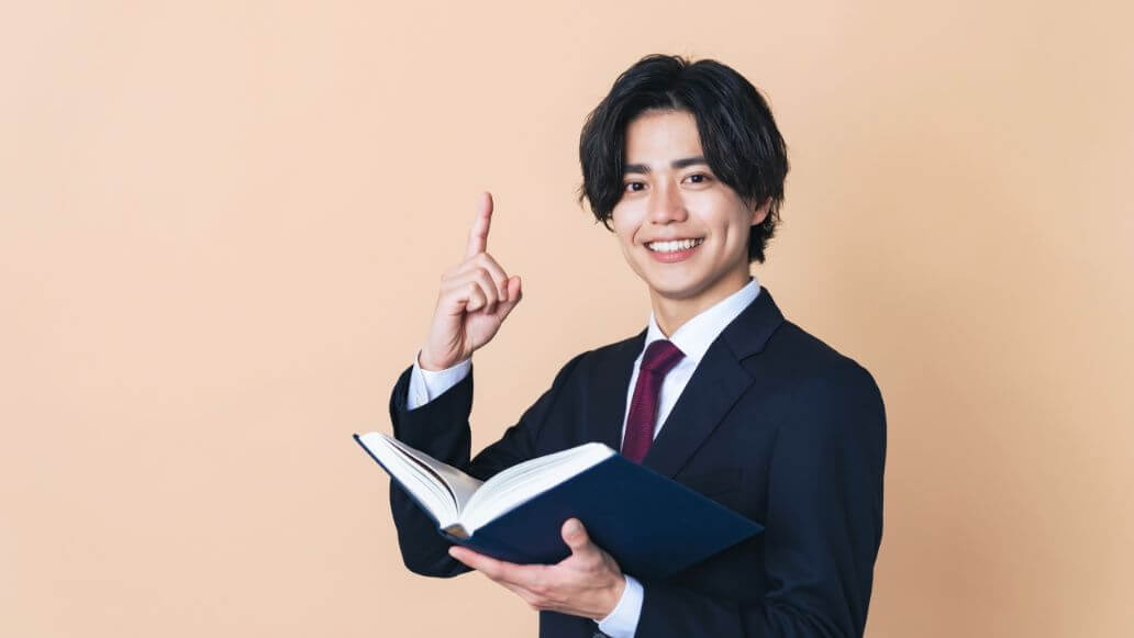 本を持つアジアの若者