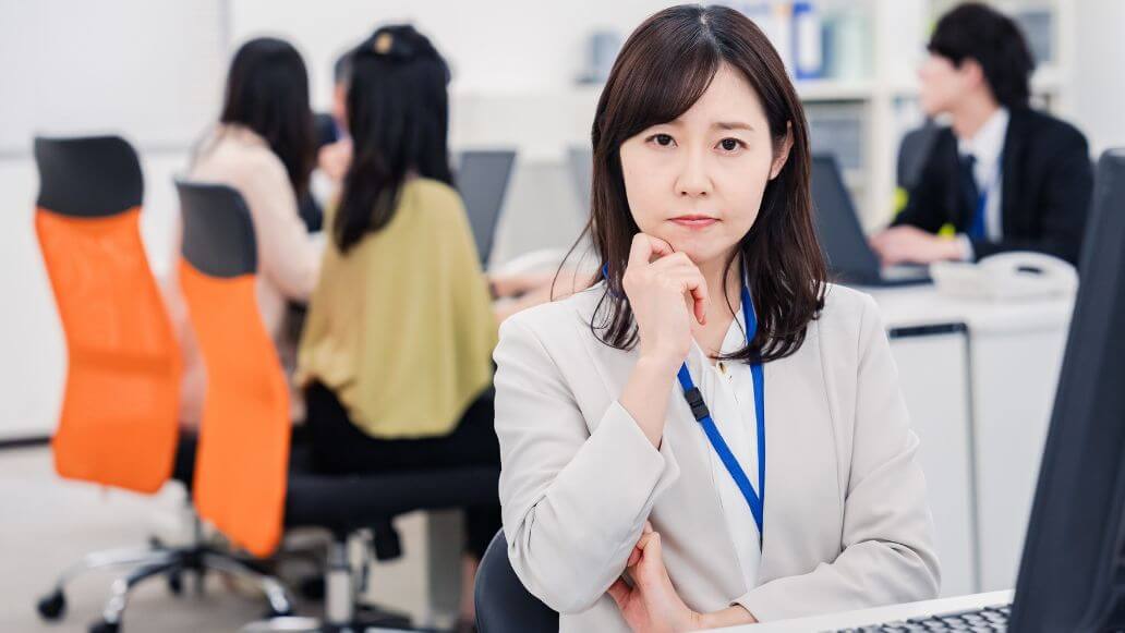 働き方に苦労するビジネスマン