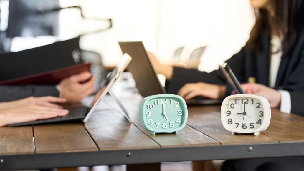 PC作業をする人と時計