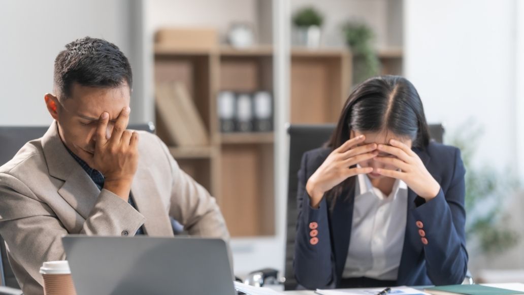 頭を抱える男女