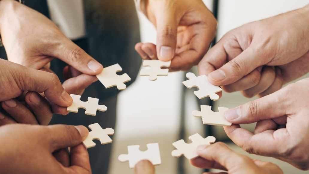 パズルを持つ手