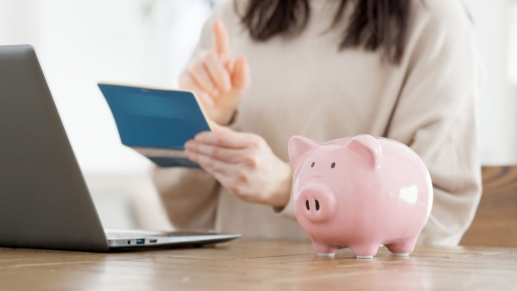 通帳を見る女性