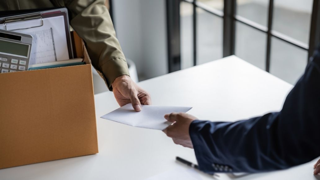 封筒を渡している