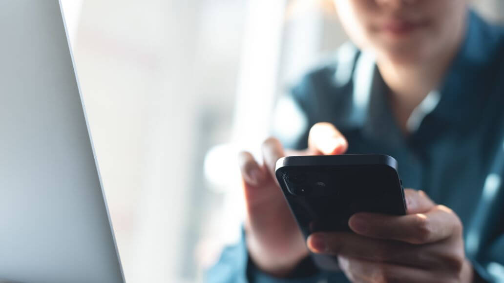 オフィスでスマホを操作する男性