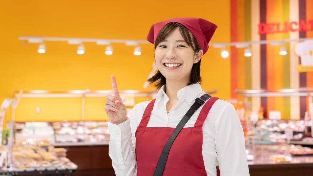 スーパーで働く女性