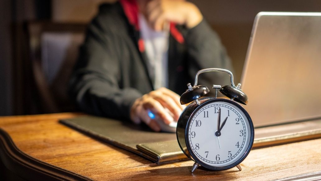 深夜まで残業するビジネスパーソン