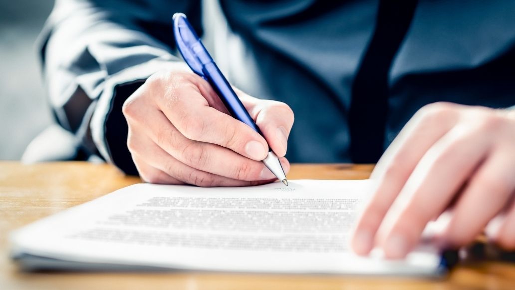 書類を書く男性