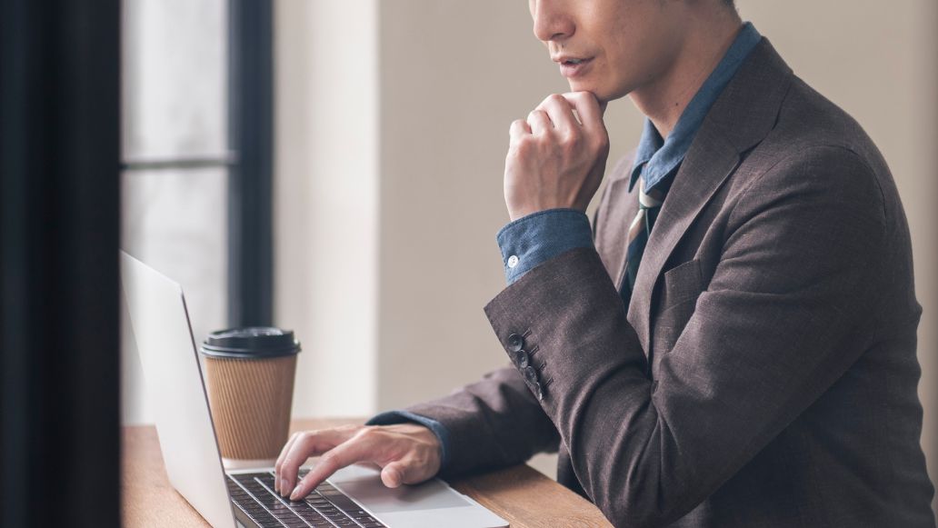 考えるビジネスマン