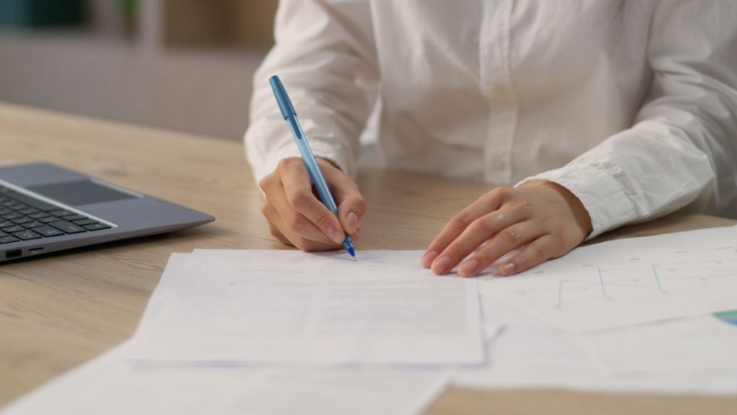 書類を書く女性