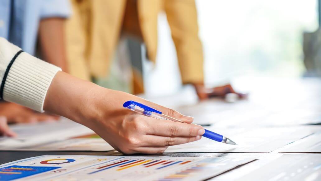 人事データを分析し戦略を立てる人々